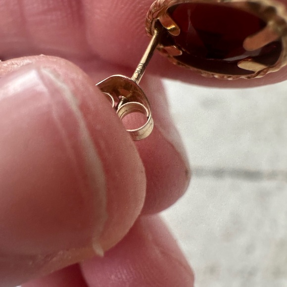 Vintage 10k Yellow Gold Garnet Post Back Earring - Picture 5 of 6